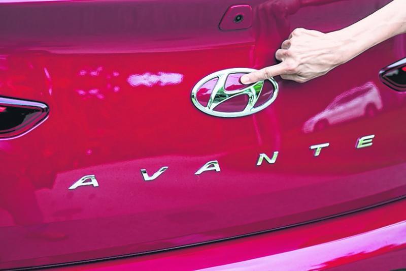 只要手指这么一按，行李厢就打开了，非常方便。