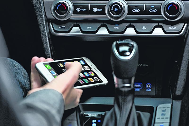 无线充电无线手机充电功能，把手机放在仪表板下的小垫上，就可以立即充电。