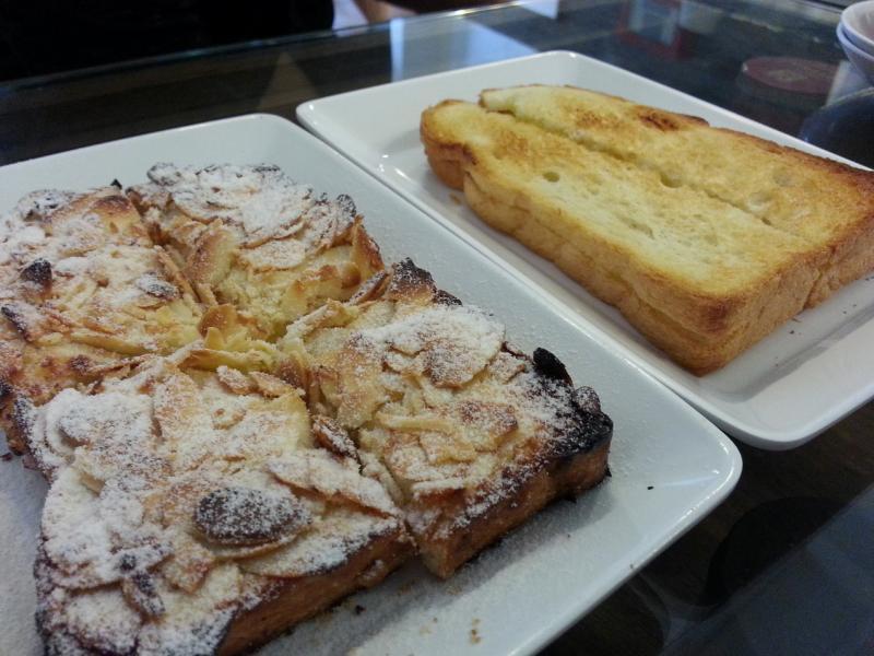 除了传统的牛油烤面包,还有加了杏仁片的吐司供选择。(龙国雄摄)