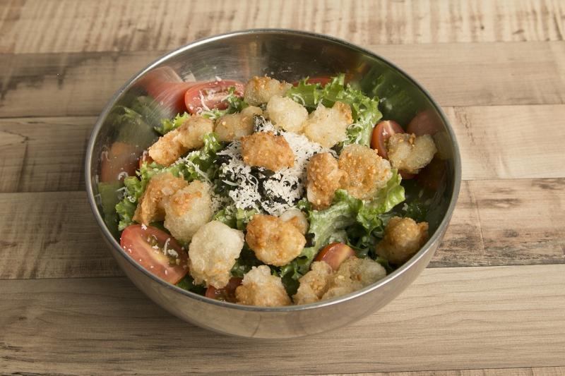 Sinpopo的“麻糍沙拉鱼生”材料里其实没有鱼。