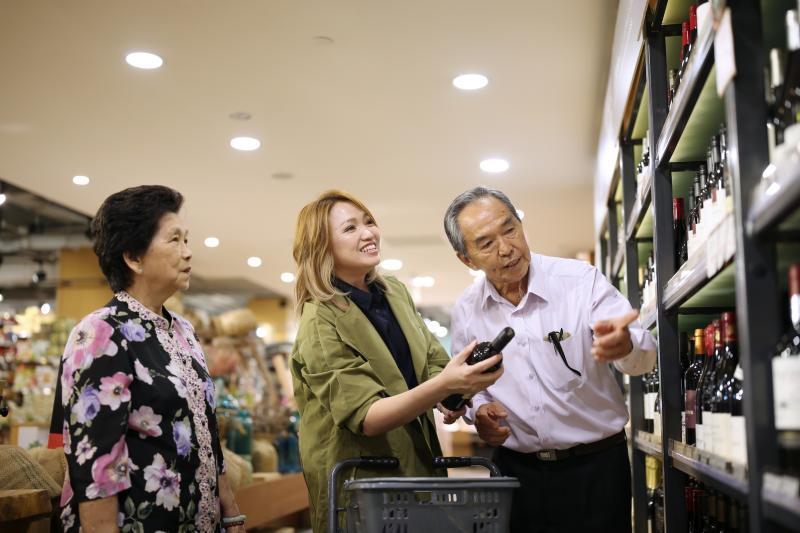 洪菁云说她喜欢助人的个性像妈妈，爱唱歌爱喝酒则像爸爸。