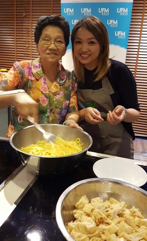 洪菁云为电台活动下厨，妈妈来助阵。（受访者提供）