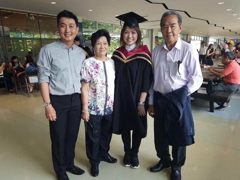洪菁云（右二）南大硕士班毕业时与老公和父母合影。（受访者提供）