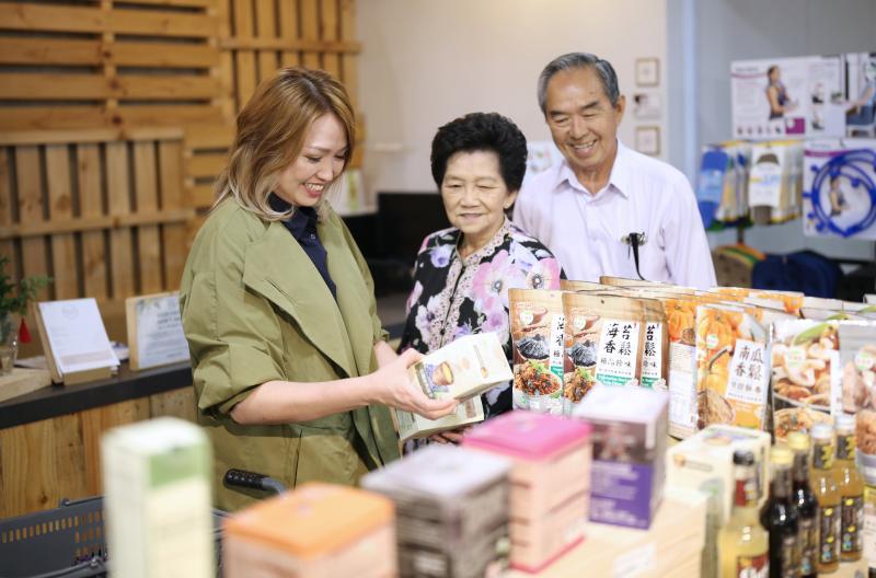 受父母影响，洪菁云（左一）也爱唱歌，小时候经常在家里听广播。