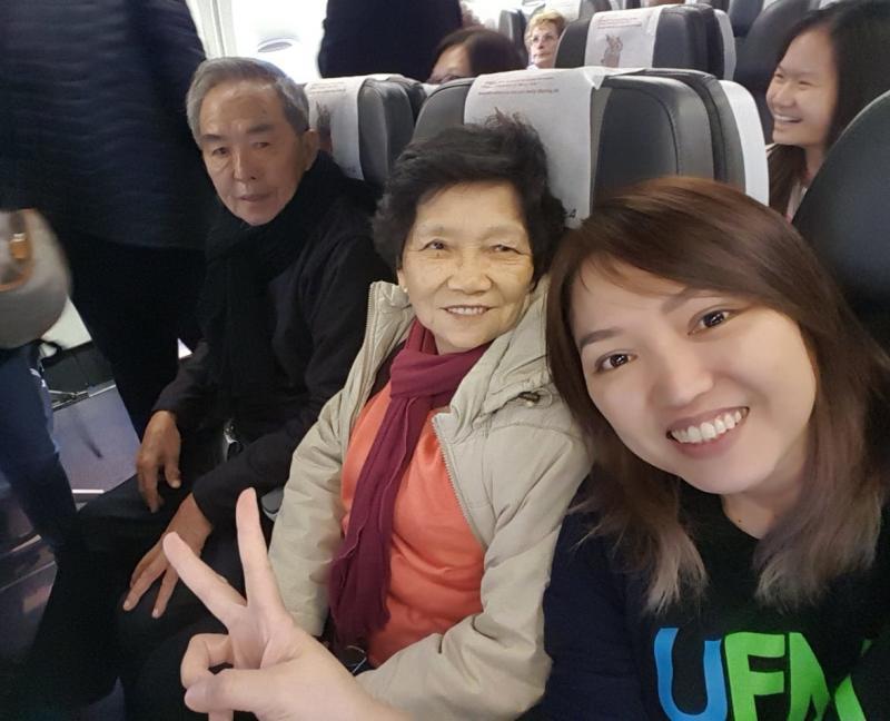 洪菁云（右一）前年带团去冰岛，父母也同行。（受访者提供）