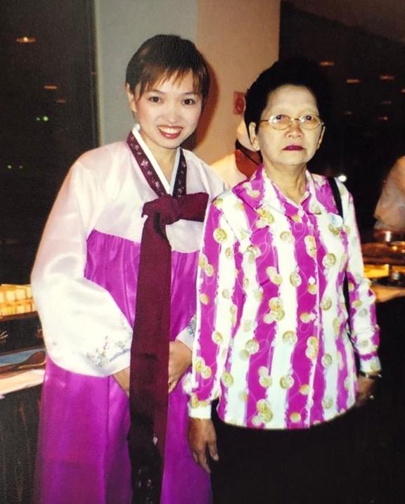 洪菁云的父母在旅途上看到女儿带团的辛苦，也更了解她的工作。图为洪妈妈跟着女儿带团到韩国。（受访者提供）