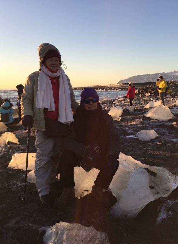 图为洪爸妈在冰岛留影。（受访者提供）