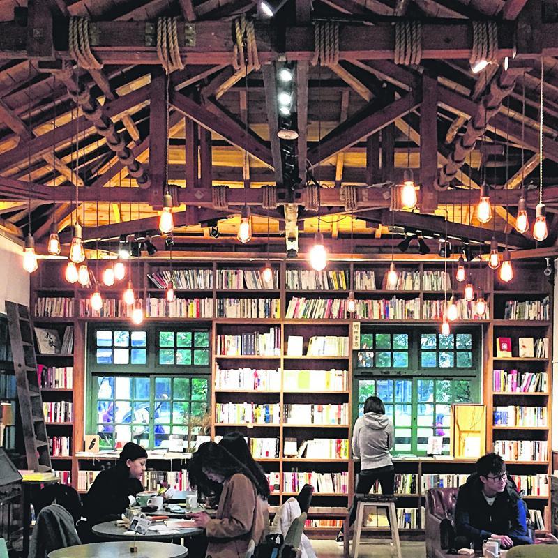 店内空间一览无遗，绕开窗户而设备的书墙十分吸睛，每一本书都是一扇窗口。