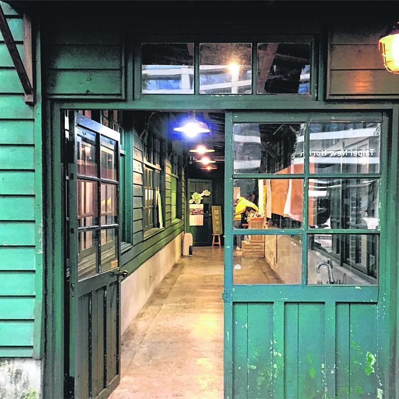 育婴室老旧的木框门窗都被保留了下来，推开门走进去，沿着门廊，仿佛可以这样一步一步把旧时光走回来似的。