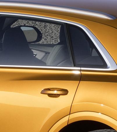 Q8的后半部车顶是到了很后面才往下弯，因此后座乘客能享有宽裕的头部空间。