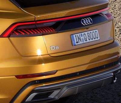 Q8在设计上导入Sport quattro的元素，尾灯组如同A8一样，中央连结起来，视觉上更有动感。