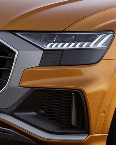 扁平犀利的刀片式车头大灯也是新一代奥迪的双层设计，上为LED头灯，下为LED方向灯，再下方是五边形设计的进气口。