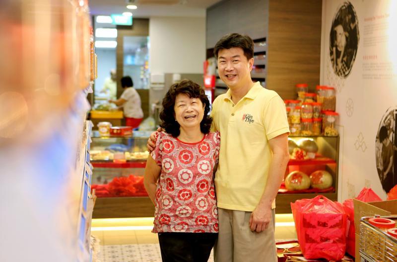 锦泰西菓饼家接班人林广进和母亲洪秀玉在新春期间异常忙碌。(严宣融摄)