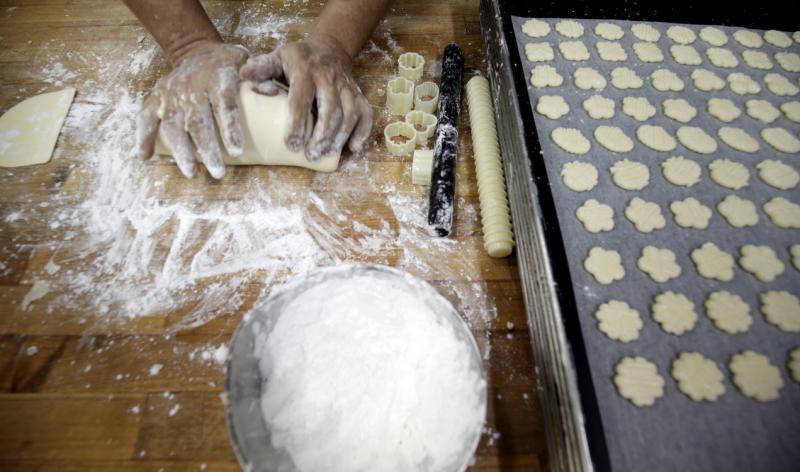 大中国饼家坚持手工制作年饼。(陈渊庄摄)