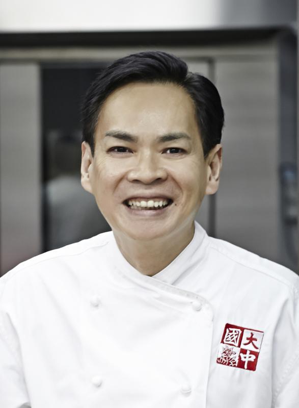 大中国饼家第三代接班人谭永成。(受访者提供)