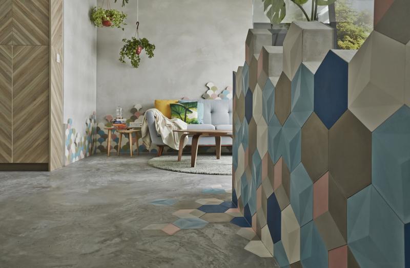 设计师颠覆瓷砖用途,该铺在地面上的瓷砖爬上墙壁,制造地板延伸上墙壁,正上攀爬的错觉。