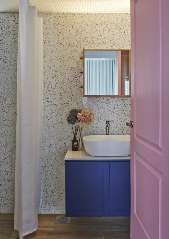 蓝是整间屋的主调,这是卫浴间的洗手盆。