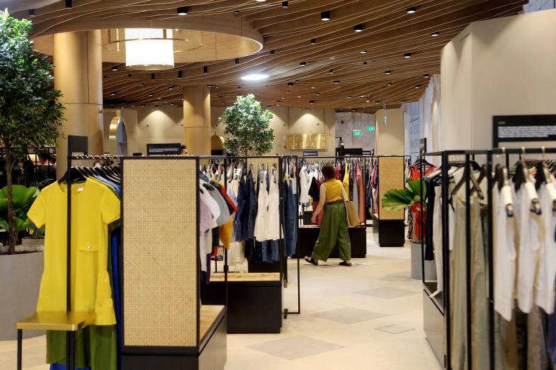 零售空间的陈列架是藤编面板,衬托店里的黄铜,带出新旧交替的主题。