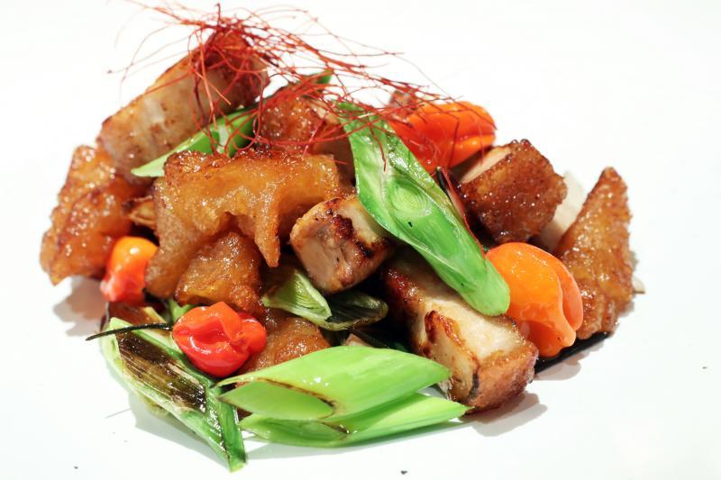 猪蹄筋大蒜爆炒脆皮烧肉。(陈来福摄)