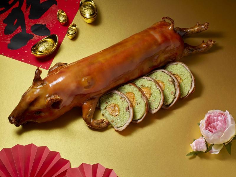 创意椰浆饭乌打烤乳猪。(金牡丹中餐馆提供)