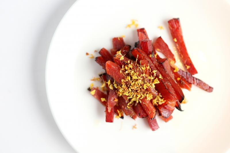 百搭的桂花蜜汁金华火腿,是理想的鱼生配料。(龙国雄摄)