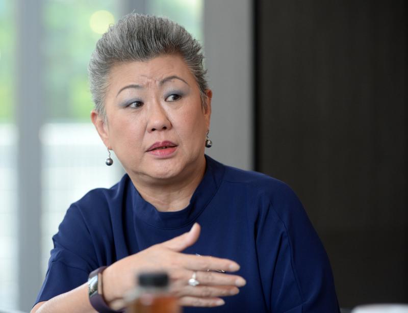 叶秀瑛在儿子陈俊元即将毕业时,把他从美国叫回来,继承丈夫陈军荣的事业。