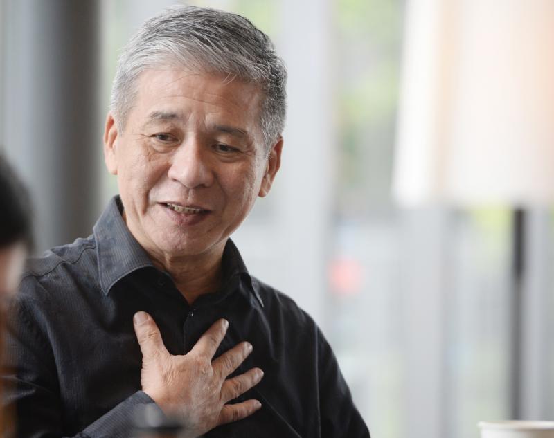 儿女年幼时,陈军荣常带他们看戏曲,从简单趣味的武打开始到经典戏曲如三国演义。