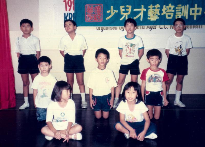 小时逢学校假期,父母把陈俊元(中)送到友人的“少儿才艺培训中心”,让他接触不同才艺。