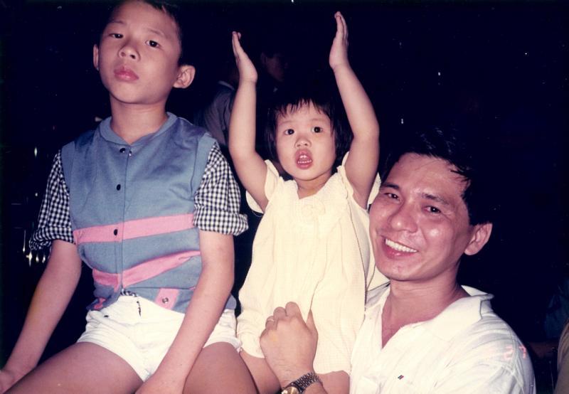 陈军荣(右)认为“儿子要穷养、女儿要富养”。对于儿子陈俊元(左)的管教,会比女儿来得严格。(受访者提供)