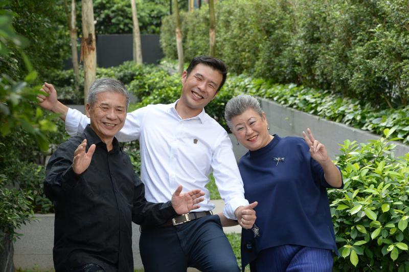 陈军荣(左)视儿子陈俊元与太太叶秀瑛为“打地基”的人,他本身则是“卖楼”的。一家人在事业上扮演“攻”与“守”的角色。