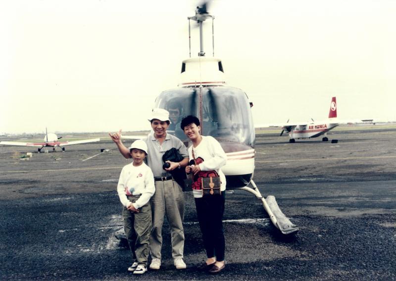 陈军荣夫妇(右一及二)对儿子陈俊元的栽培,包括让他从小就尝试新事物,培养好奇心与探索欲。(受访者提供)