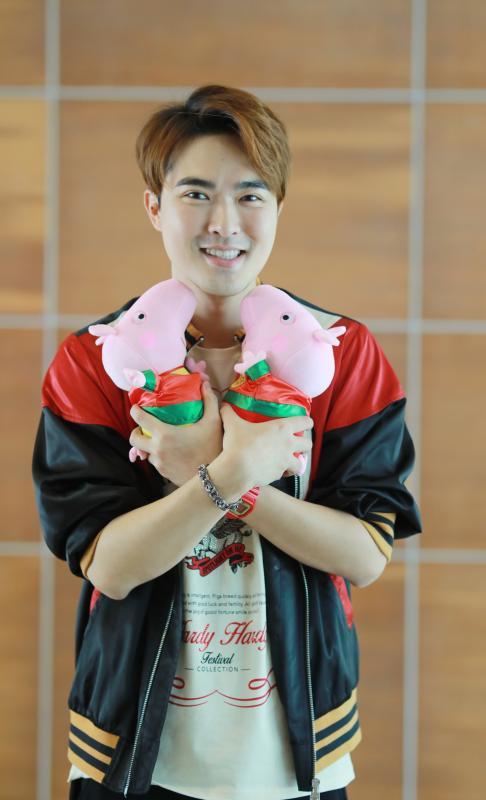 为了做访问，李腾全副“猪装”。（发型、化妆：Air Salon Singapore／服装：Hardy Hardy Singapore）