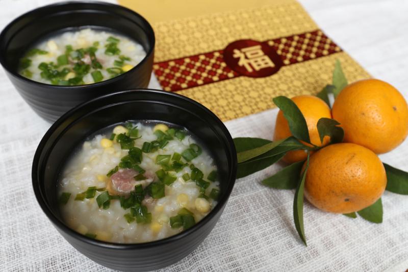 享用玉米粥前，记得撒上葱花。