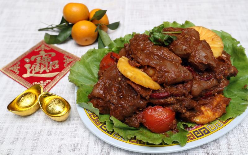 “横财就手”的是许多人必吃的年菜之一，彭玉芸改良了猪手，减少油脂但又不失美味。