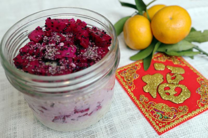 龙“猪”果隔夜燕麦。隔夜燕麦在国外已流行好一阵子，近年来传入新加坡。