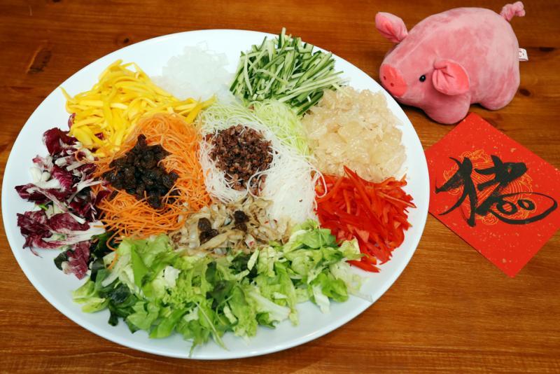 培根蔬果鱼生制作工序简单，关键在于酱料的调制。