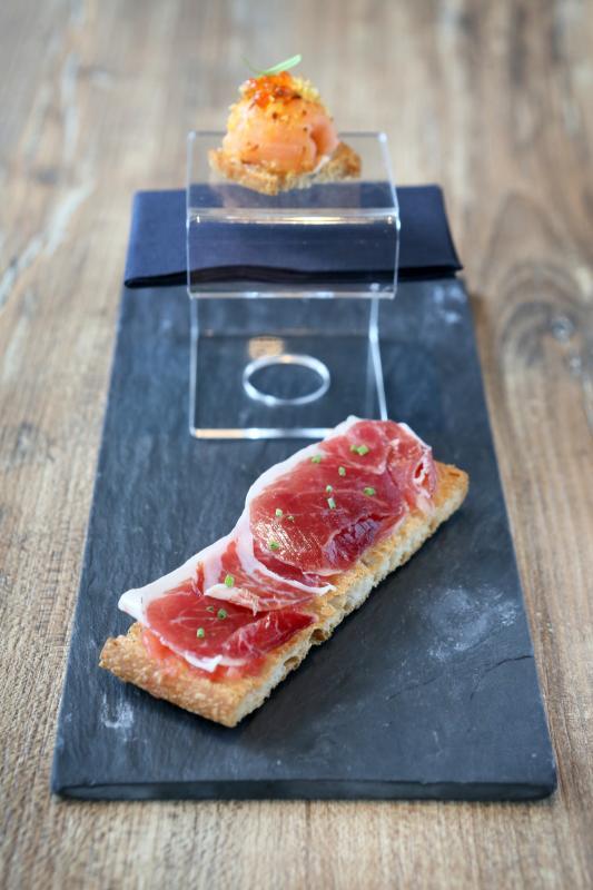 西班牙小吃伊比利亚火腿搭配番茄及面包和三文鱼小吃。