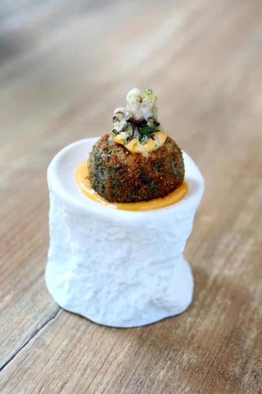 鱿鱼可乐饼充满海鲜风味。