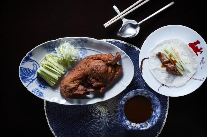 香酥鸭配粤式传统手工馍馍皮。(餐馆提供)