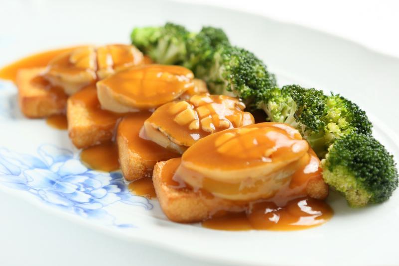 浓郁的南非鲍鱼豆腐伴时蔬。(龙国雄摄)