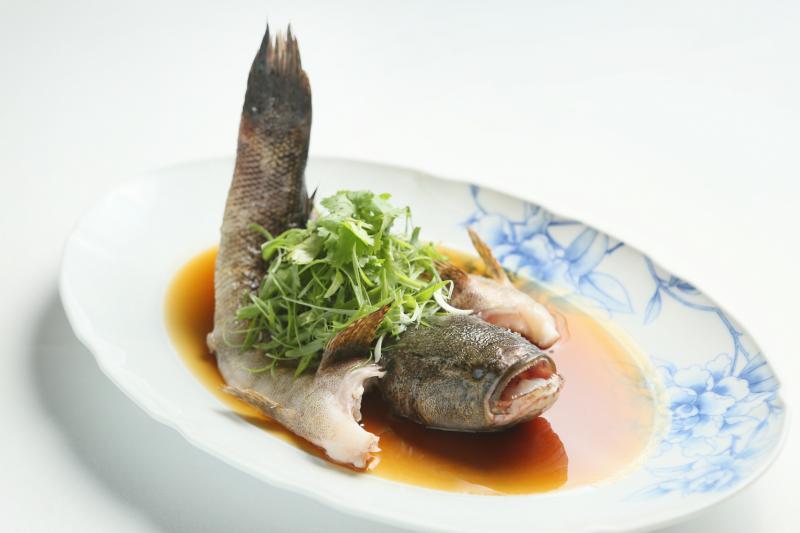 鲜甜的清蒸笋壳高汤八珍酱油皇。(龙国雄摄)