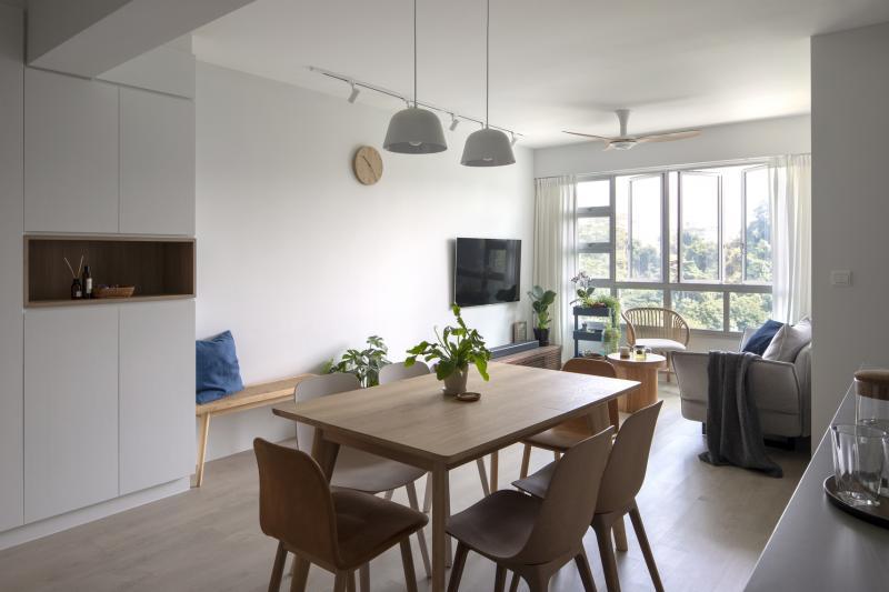 客厅与饭厅“接壤”,风格一致。