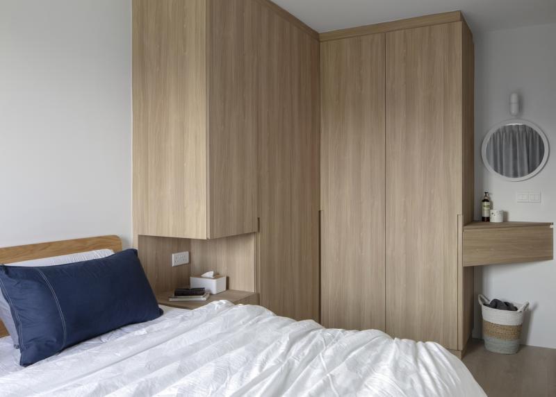 主卧墙角由两各柜子填满,增加收纳空间。