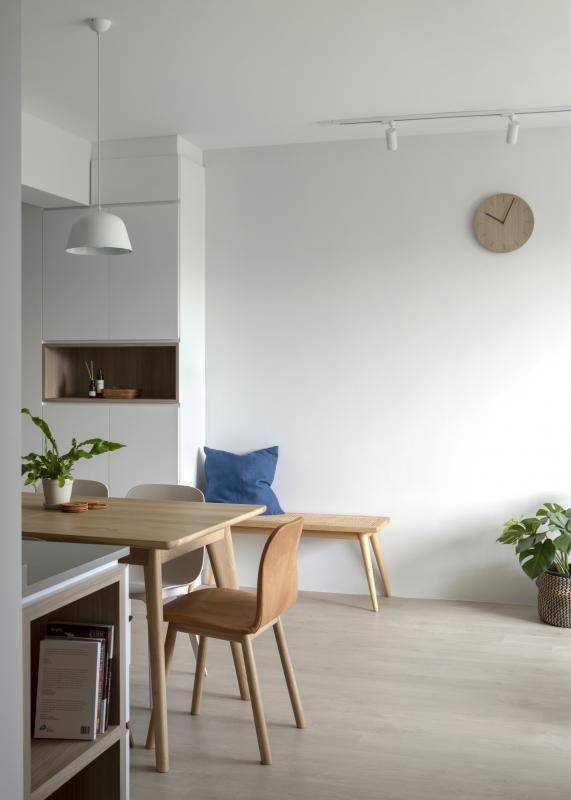 客厅的一侧刻意留空,以备日后格局更改。