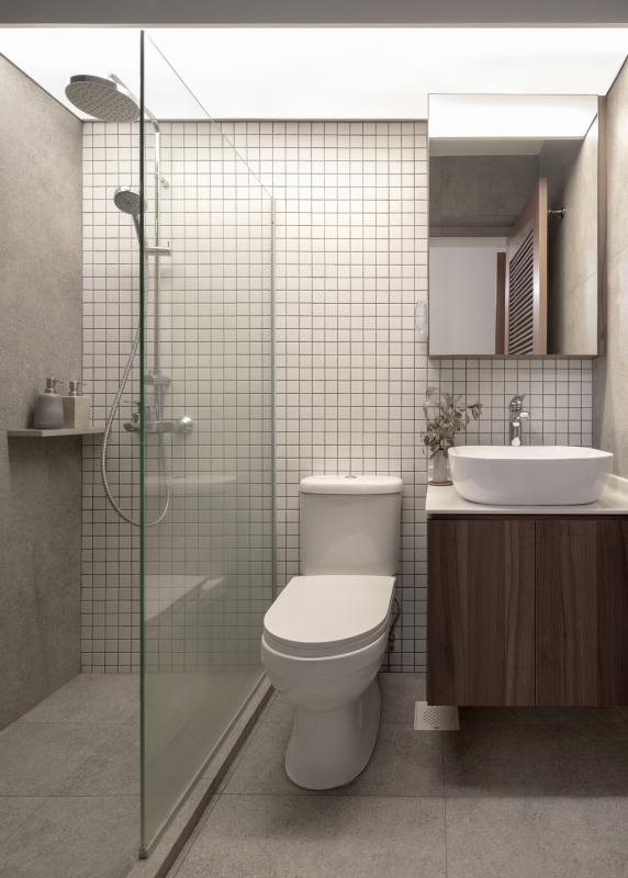 主卧浴室白、灰与原木色搭配,别有格调。