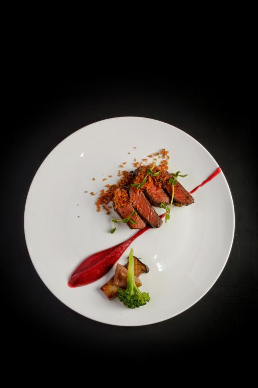 三道情人节套餐中的主食——胡椒脆皮里脊肉。(Antoinette)