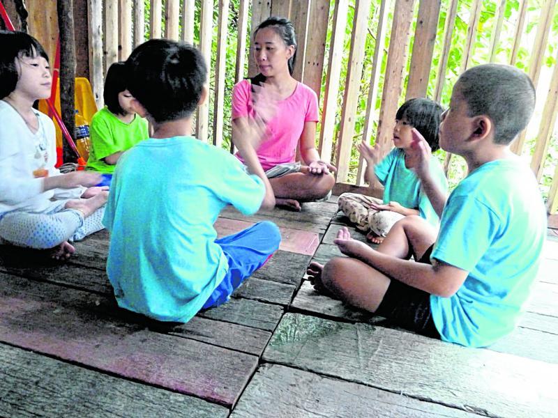 在幼儿乐园进行小组教学。