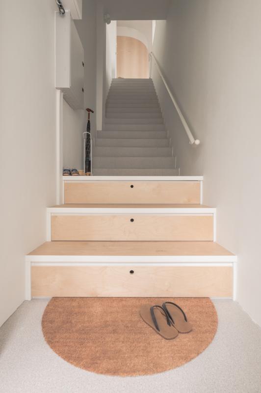 设计师巧妙地把鞋柜融入门口首三个阶梯。