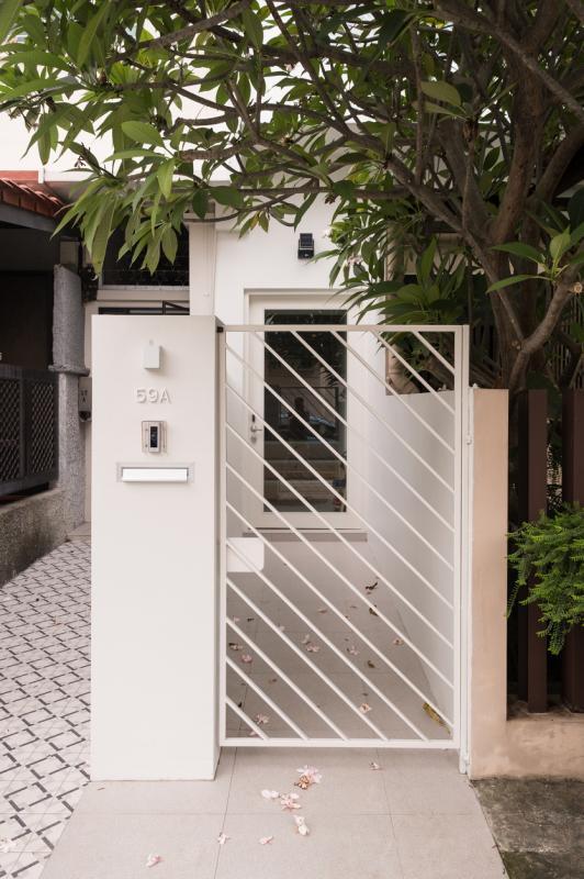 狭长入口门前落英缤纷,让人错觉身在日本。