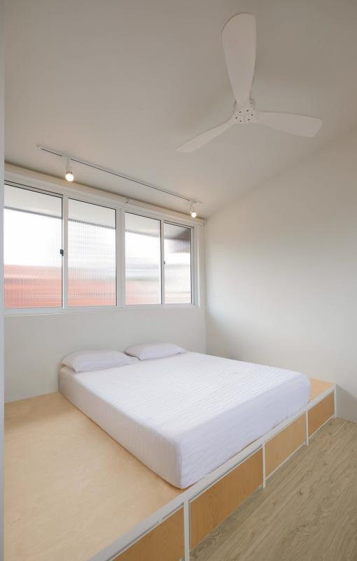 夫妻简约的平台式床底有收纳功能。